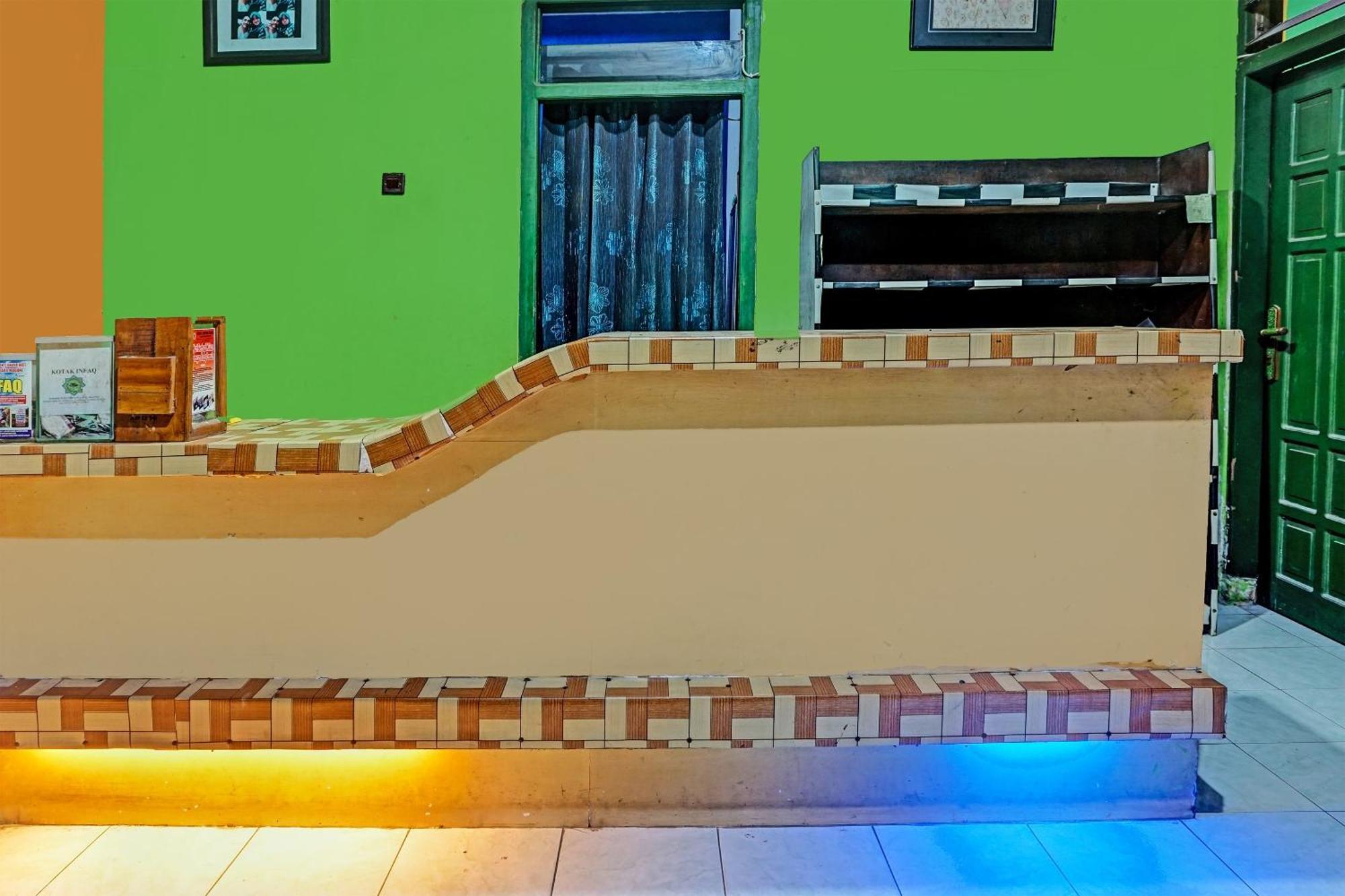 Oyo 91697 Nyaman Homestay Syariah Pare Buitenkant foto