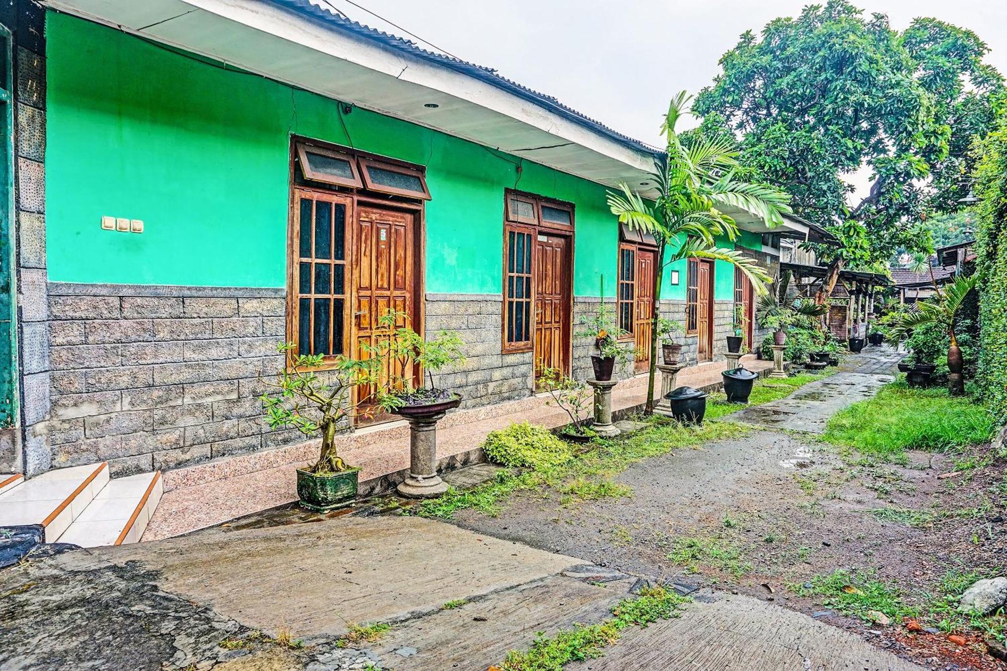 Oyo 91697 Nyaman Homestay Syariah Pare Buitenkant foto