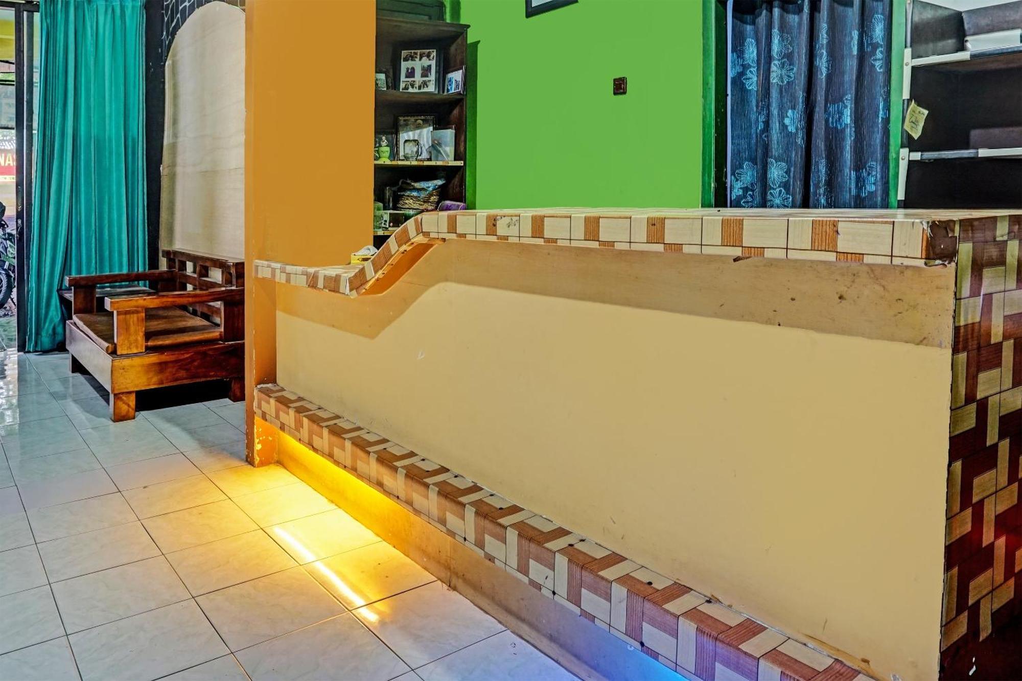 Oyo 91697 Nyaman Homestay Syariah Pare Buitenkant foto