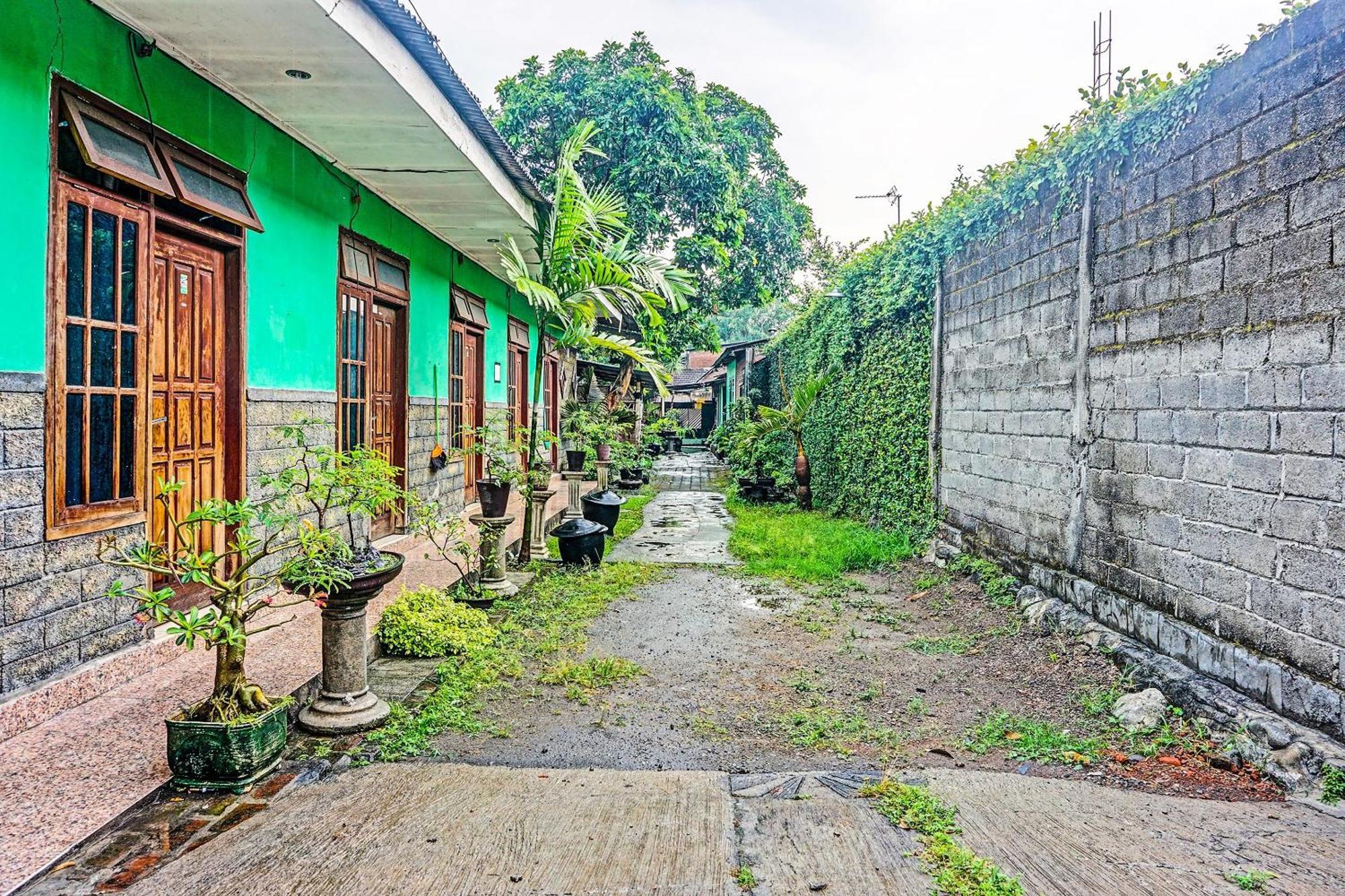 Oyo 91697 Nyaman Homestay Syariah Pare Buitenkant foto